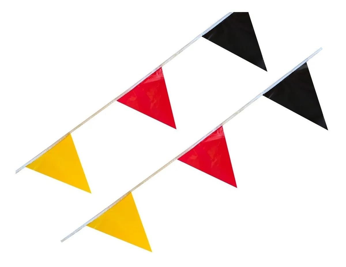 Tira de banderines triangulares en colores rojo, amarillo y negro con guía de rafia blanca, ideal para eventos como Oktoberfest, Wiesn y Wasen, representando los colores de las banderas de Alemania y Bélgica, largo total de 50m con 84 banderines. Tira de banderines triangulares en colores rojo, amarillo y negro con guía de rafia blanca, ideal para eventos como Oktoberfest, Wiesn y Wasen, representando los colores de las banderas de Alemania y Bélgica, largo total de 50m con 84 banderines.